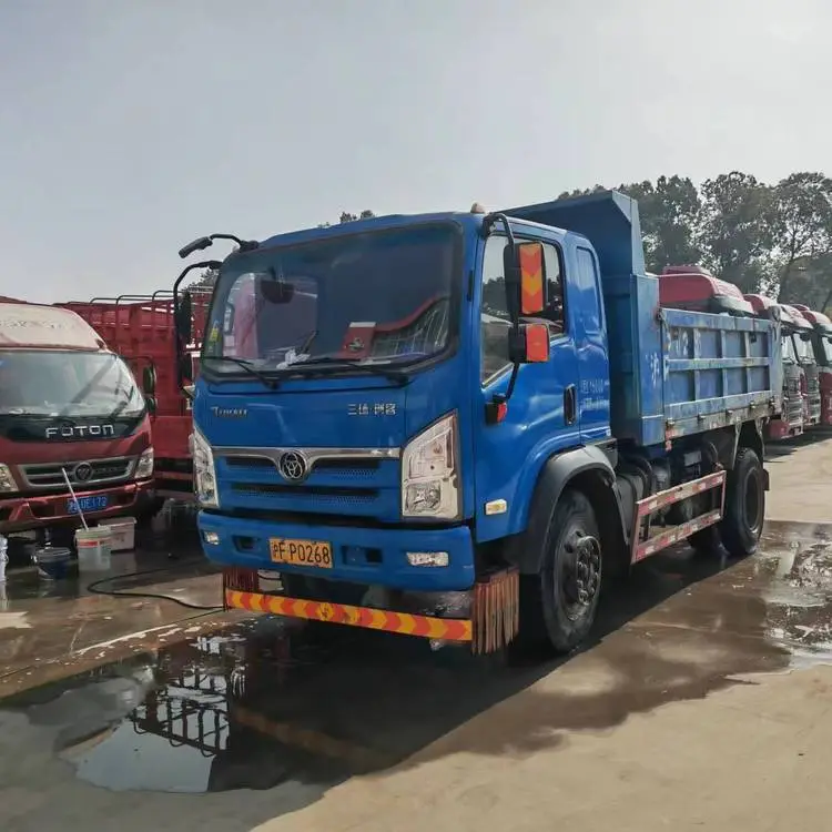 自卸货车 拉黄沙水泥的 码头用车